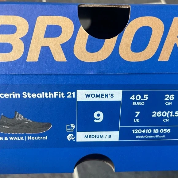 Brooks women’s Black Glycerin Stealth Fit size 9 barely worn - Picture 2 of 3